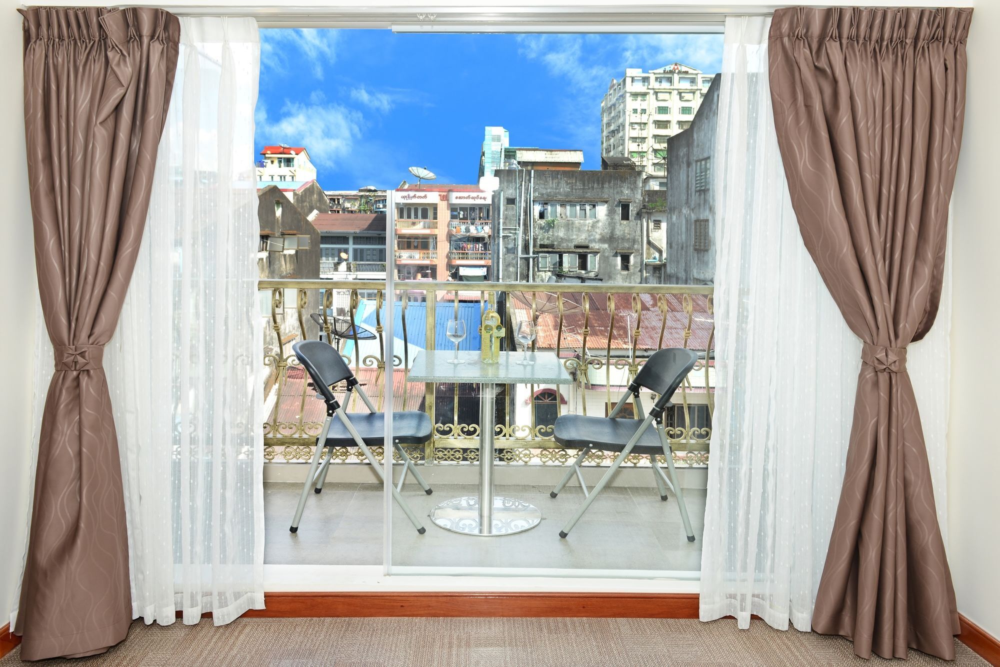 Hotel Bond Yangon Bagian luar foto