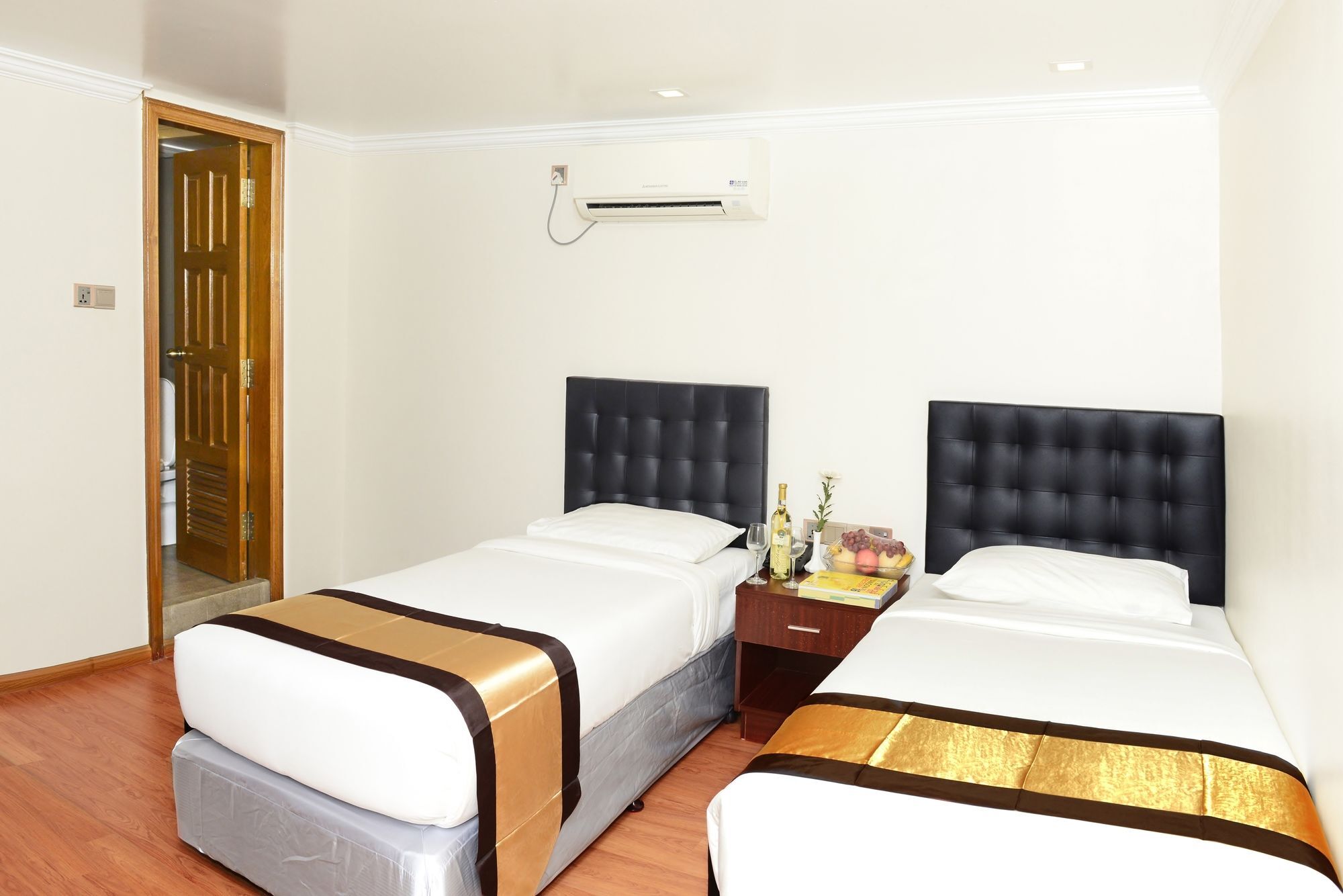 Hotel Bond Yangon Bagian luar foto